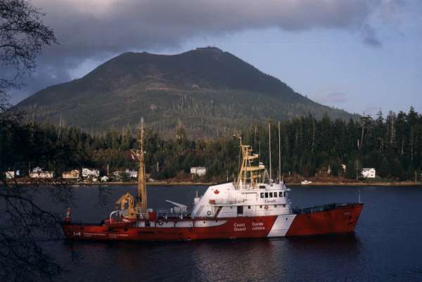 Coast Guard boat going by Anchors Inn-600.jpg